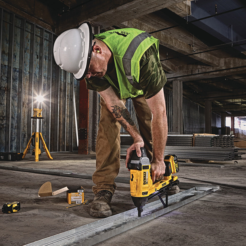 DeWalt DCN891P2 1" Magazine Cordless Concrete Nailer Kit